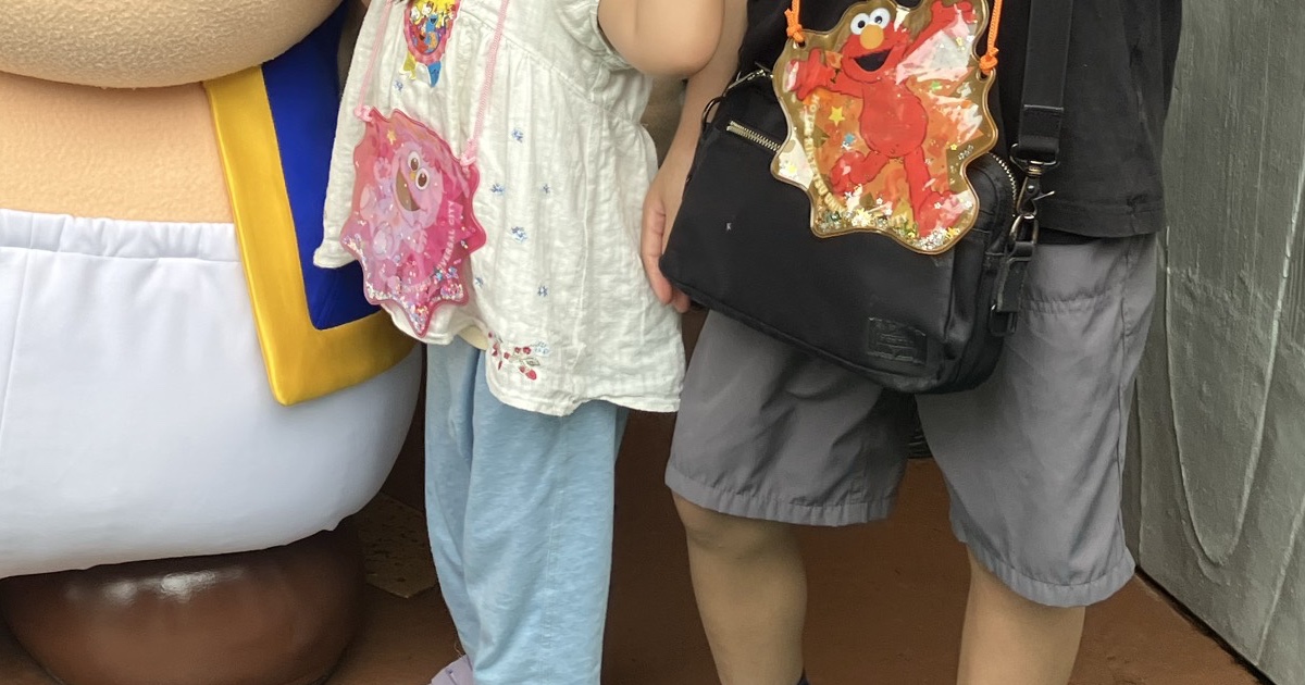 USJハロウィンでもらった飴を入れる首掛けバッグを身につけた子ども